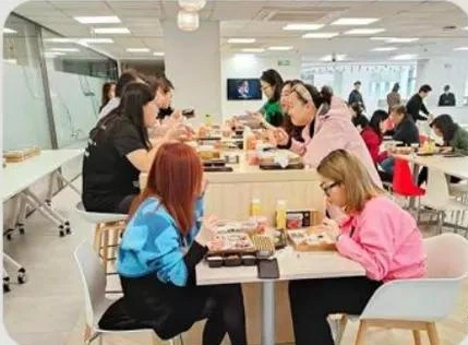 物产道富供餐现场